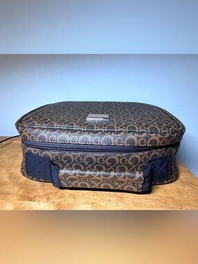 Guess Monogram Cosmetic Case / Lunch Bag – Brown